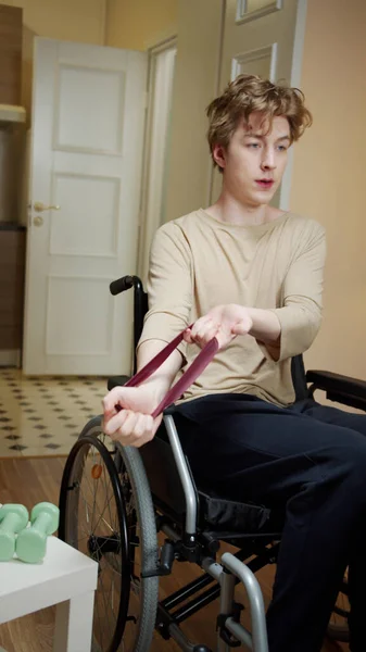 Un hombre discapacitado está haciendo un video de su entrenamiento — Foto de Stock