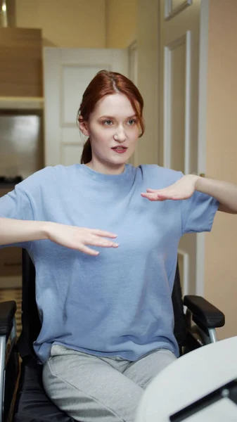 Egy mozgássérült sportos nő sportos gyakorlatot mutat egy videón — Stock Fotó