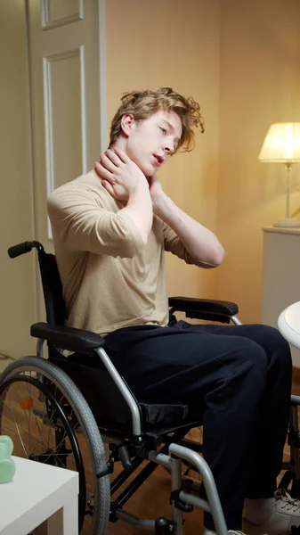 Un homme handicapé montre un exercice de cou sur une vidéo — Photo