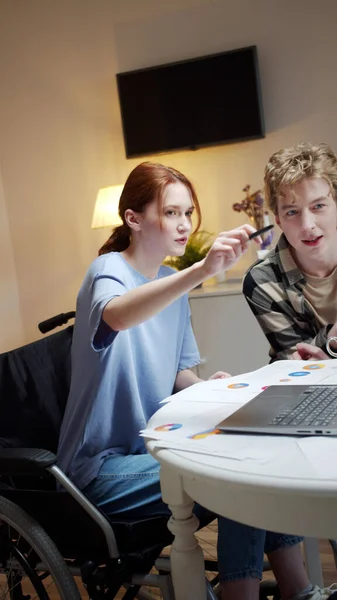 Dos amigos están sentados y viendo algo en la computadora juntos — Foto de Stock