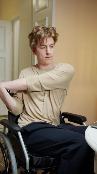 Un hombre discapacitado está extendiendo su brazo en diferentes lados —  Fotos de Stock