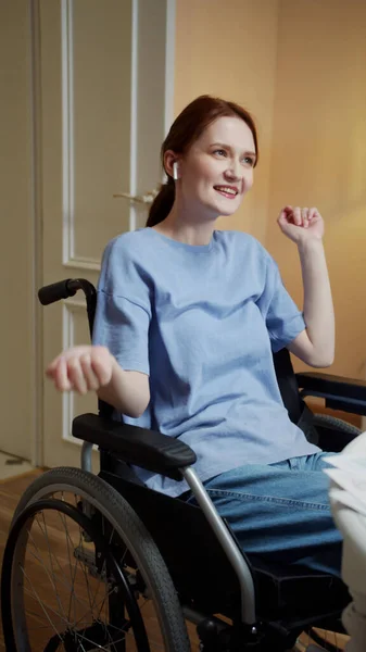 A disabled beautiful woman is listening to music and singing — Stock Photo, Image