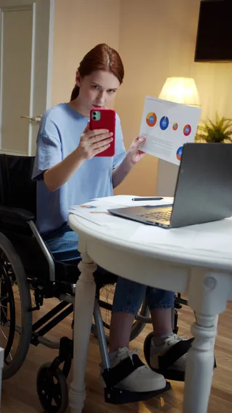 A disabled woman is showing charts on the phone — Stock Photo, Image