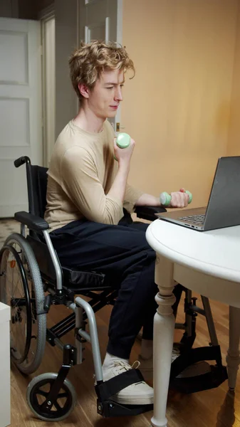 Un hombre con discapacidad deportiva está haciendo un ejercicio con pesas — Foto de Stock