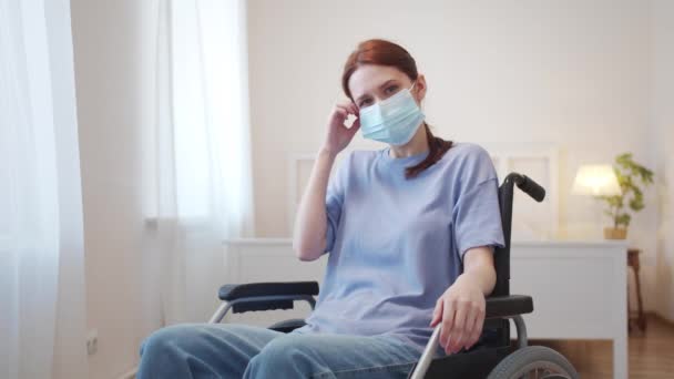 Mladá zdravotně postižená žena odkládá ochrannou masku — Stock video