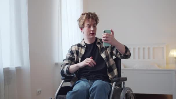 Krásný zdravotně postižený muž mluví se svým přítelem na internetu — Stock video