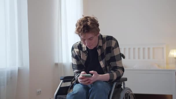 Un giovane disabile sta chattando su Internet — Video Stock