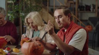 Genç adam balkabağında delikler açıp ailesiyle iletişim kuruyor.