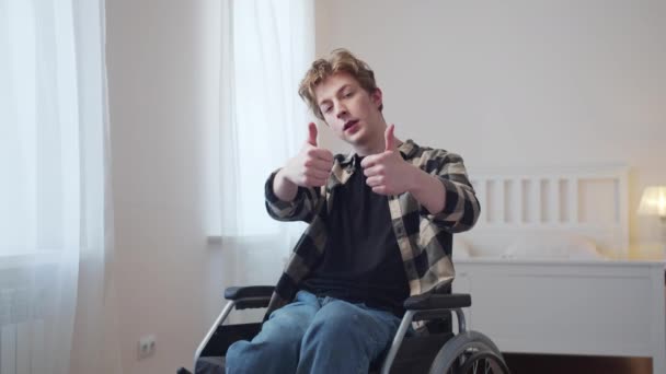 Hezký postižený muž ukazuje palec nahoru — Stock video