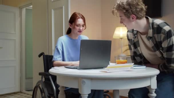 Dos amigos están discutiendo y viendo algo en la computadora juntos — Vídeos de Stock