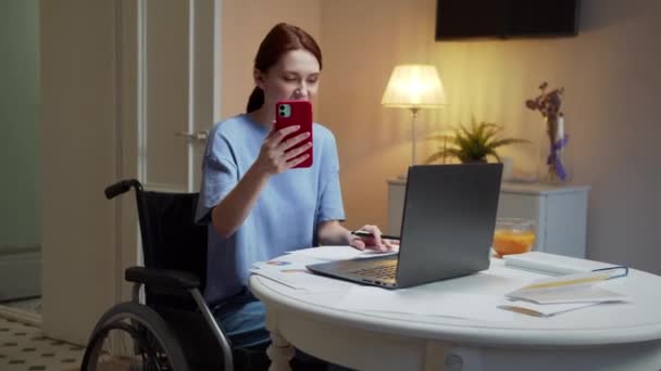 Een gehandicapte vrouw praat aan de telefoon over belangrijke zaken. — Stockvideo