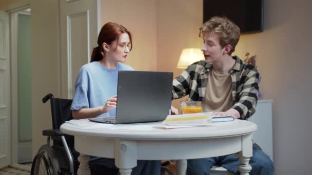 Dos amigos están discutiendo y viendo algo en la computadora juntos — Vídeos de Stock