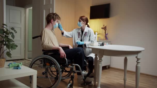 Une infirmière mesure la température des patients — Video