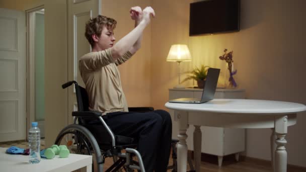 Un homme handicapé écarte son bras de différents côtés — Video