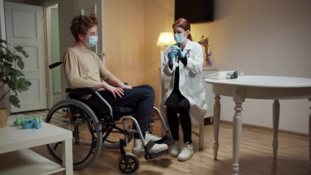 En sjuksköterska pratar med sin patient om vaccin — Stockvideo