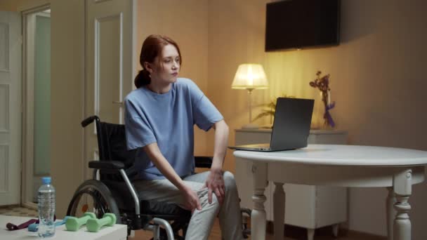 Seorang wanita muda cacat memijat kakinya — Stok Video