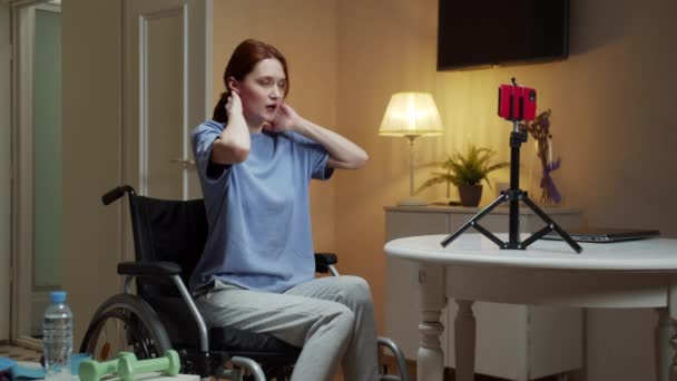 Uma jovem deficiente está mostrando em uma câmera como fazer exercícios saudáveis — Vídeo de Stock