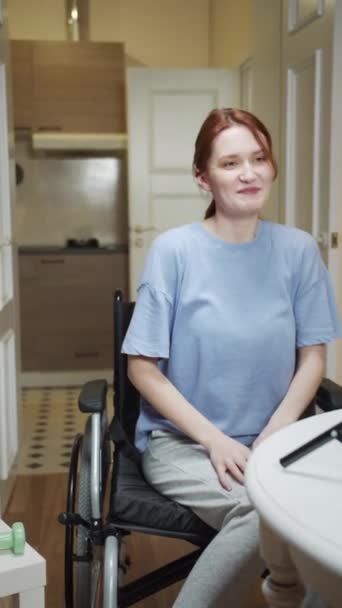 Egy fogyatékos lány most fejezi be a távoktatást. — Stock videók