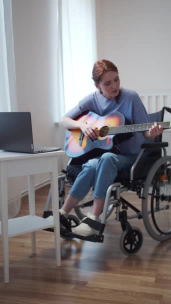 Una signora disabile sta imparando a suonare la chitarra — Video Stock