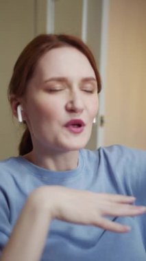 Engelli güzel bir kadın müzik dinliyor ve şarkı söylüyor. 