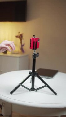 Engelli bir adam uzak mesafe eğitimini tamamlıyor.