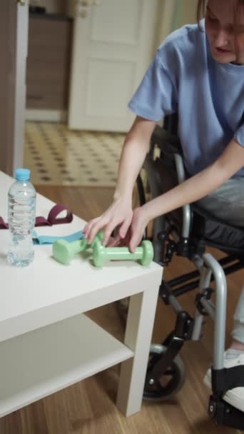 Женщина-инвалид делает ручные упражнения со специальным оборудованием — стоковое видео