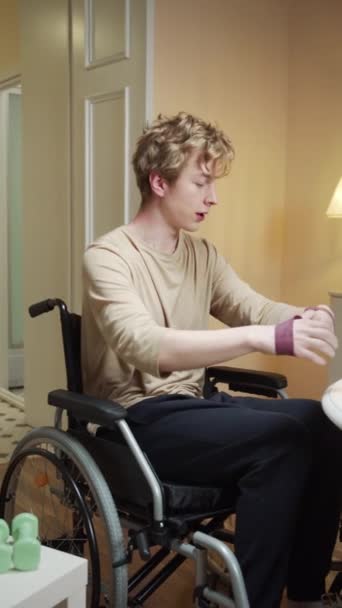 Un homme handicapé fait un exercice manuel avec élastique sportif sur une vidéo — Video