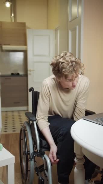 Ένας νεαρός ανάπηρος κάνει μασάζ στα πόδια του. — Αρχείο Βίντεο