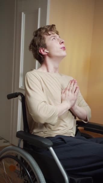 Un giovane disabile che medita in silenzio — Video Stock