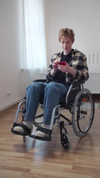 Mladý zdravotně postižený muž chatuje na internetu — Stock video
