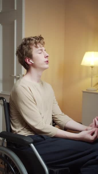 Zdravotně postižený mladý muž medituje mlčky. — Stock video