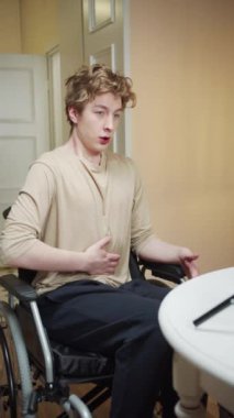 Engelli bir adam videoda boyun egzersizi yapıyor. 