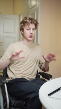 Engelli bir adam antrenmanının videosunu çekiyor. 