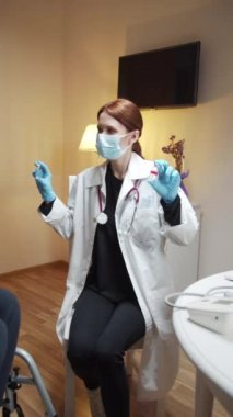 Bir hemşire hastasına ilaçlardan bahsediyor. 