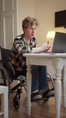 Engelli bir adam çalışkandır. 