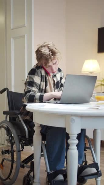 一个残疾人在电话里谈论重要的事情 — 图库视频影像