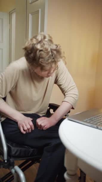 En ung handikappad man masserar sina ben — Stockvideo
