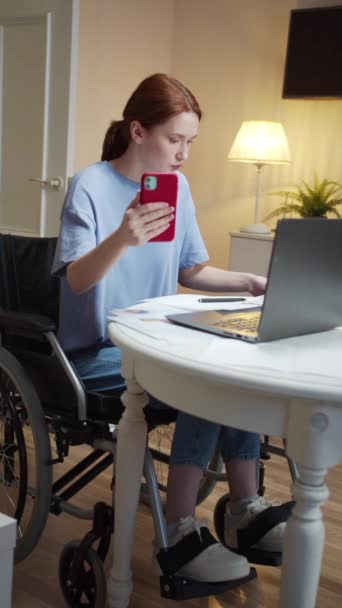 Una donna disabile sta mostrando grafici al telefono — Video Stock