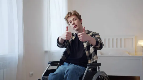 Красивий інвалід показує великий палець — стокове фото