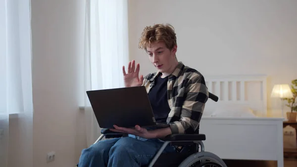 Un hombre discapacitado hermoso está hablando con su amigo en Internet — Foto de Stock