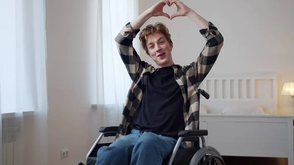 一个英俊的残疾人在表达感激之情 — 图库照片
