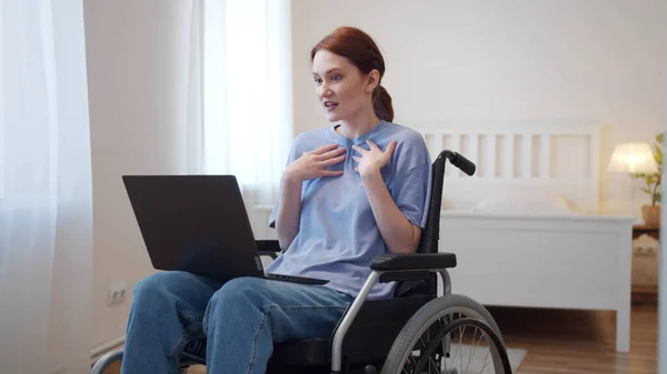 Жінка-інвалід сидить у своєму інвалідному візку і розмовляє зі своїм другом — стокове фото