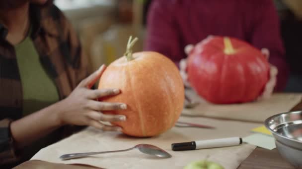 Die Großeltern sprechen mit ihrem Sohn und dessen Freund. Sie sitzen am Tisch und bereiten sich auf Halloween vor — Stockvideo