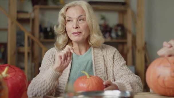Grandmother at dinner tells how to cook pumpkin deliciously — Stock Video