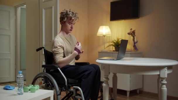 Un hombre discapacitado está haciendo ejercicios de mano con equipo especial — Vídeos de Stock