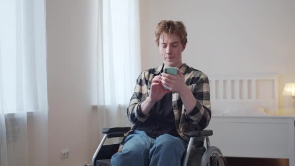 Un hombre discapacitado está tomando fotos divertidas. — Vídeo de stock