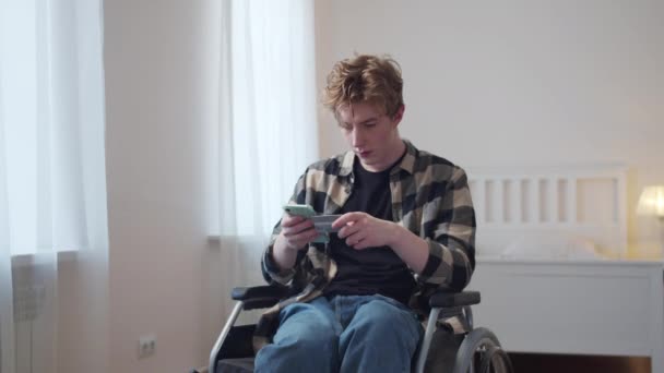 Engelli bir genç, banka kartından numara çeviriyor. — Stok video