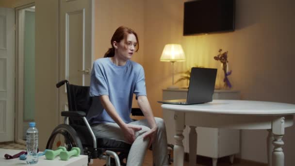 A young disabled woman is massaging her legs — Stock Video