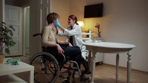 Une infirmière examine le patient — Video