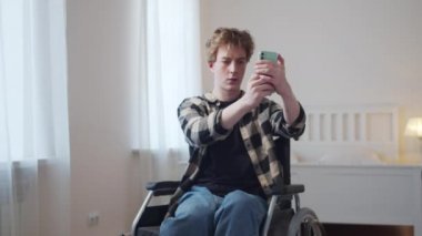 Engelli bir adam fotoğraf çekiyor.